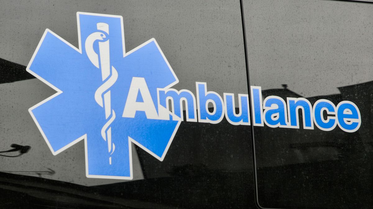 Po srážce se sanitkou na Svitavsku zemřel mladý řidič